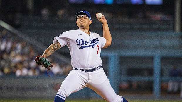 Julio Urías lanzando en juego de los Dodgers en 2022